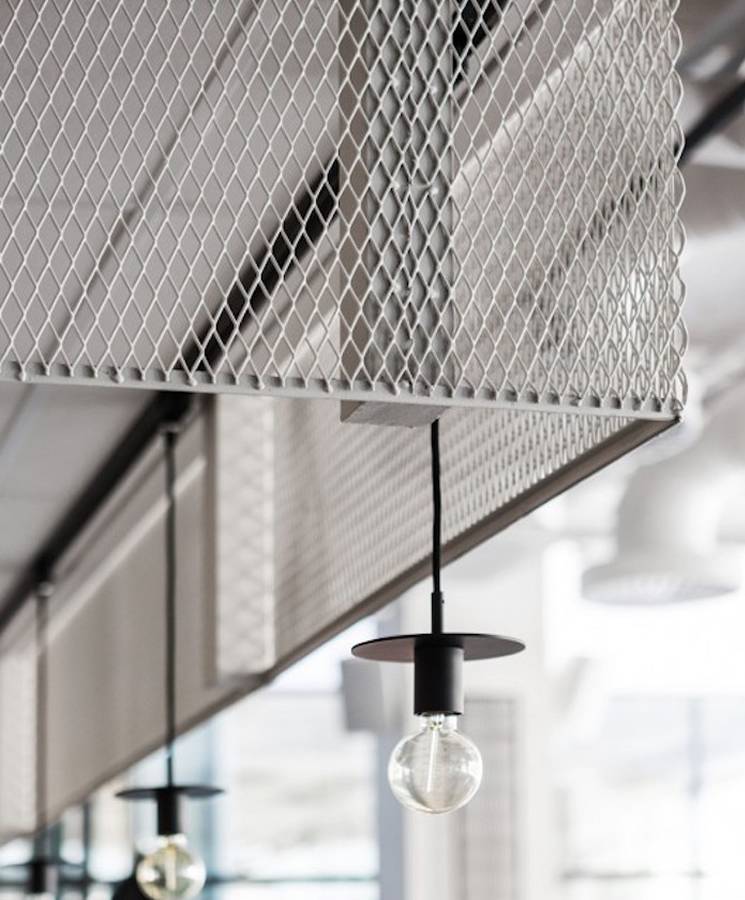 The service counter of the restaurant is designed with aluminum expanded metal sheets.