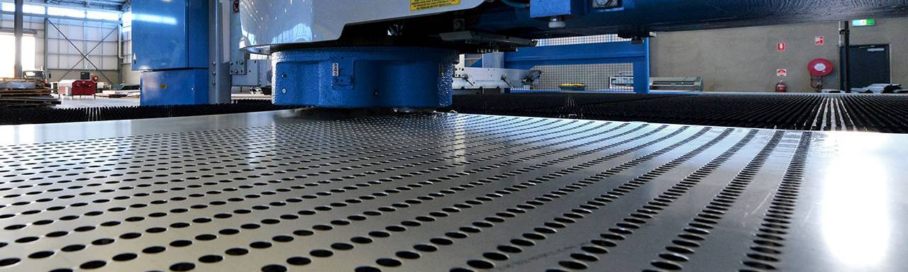 Tôle perforée à trou rond produite par processus de poinçonnage CNC.