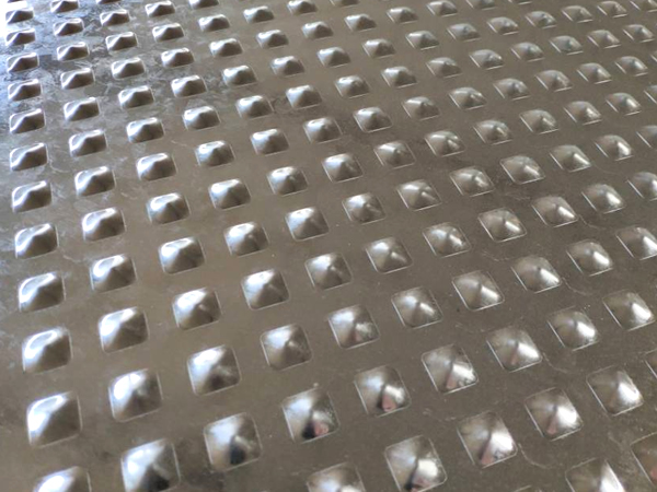 A pieces of galvanized anti-slip plate with diamond embossed.