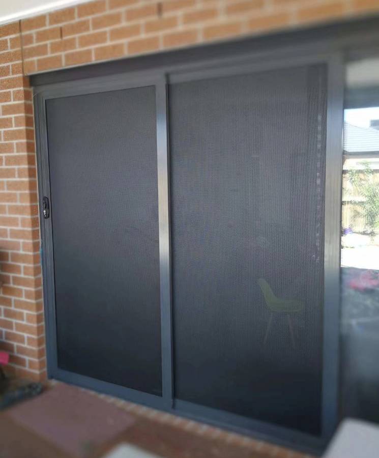 A sliding door is equipped with dva mesh and we cannot see the inside.
