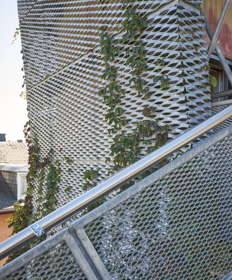 Aluminum expanded metal sheets are installed as the infill panels of the outdoor stairway.