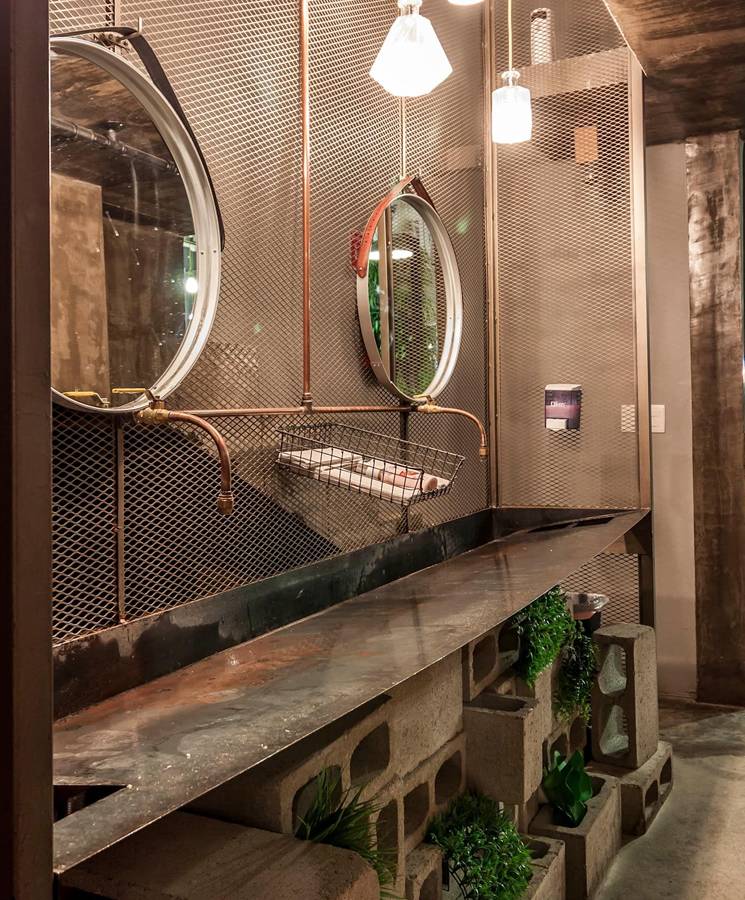 The washbasin wall is designed with expanded metal sheets.
