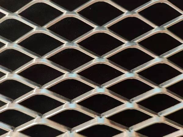 A piece of aluminum expanded metal mesh with 1.2 × 3 strands.