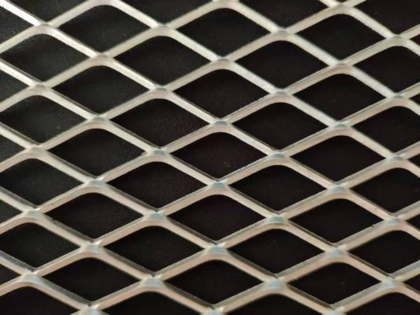 A piece of aluminum expanded metal mesh with 2 × 2.5 strands.