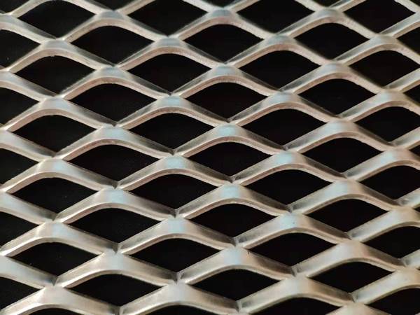 A piece of aluminum expanded metal mesh with 2 × 4 strands.