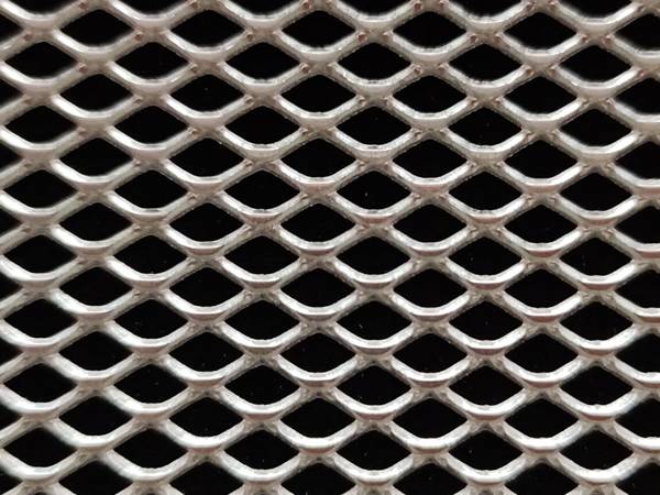 A piece of aluminum expanded mesh with 0.5 × 1 strands