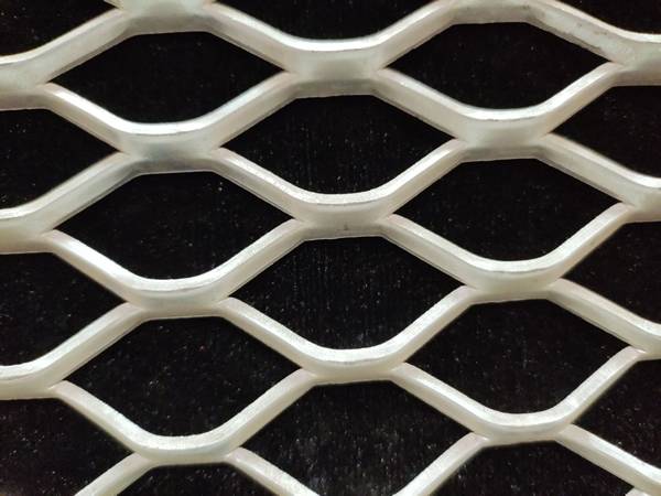 A piece of aluminum expanded mesh with 2.5 × 5 strands