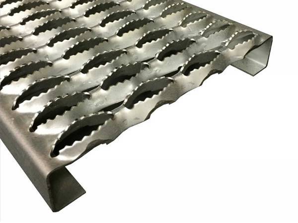 There is a diamond-strut safety grating with serrated pattern.