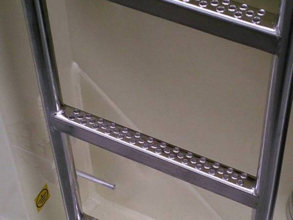 The ladder rungs are made of traction tread safety gratings.