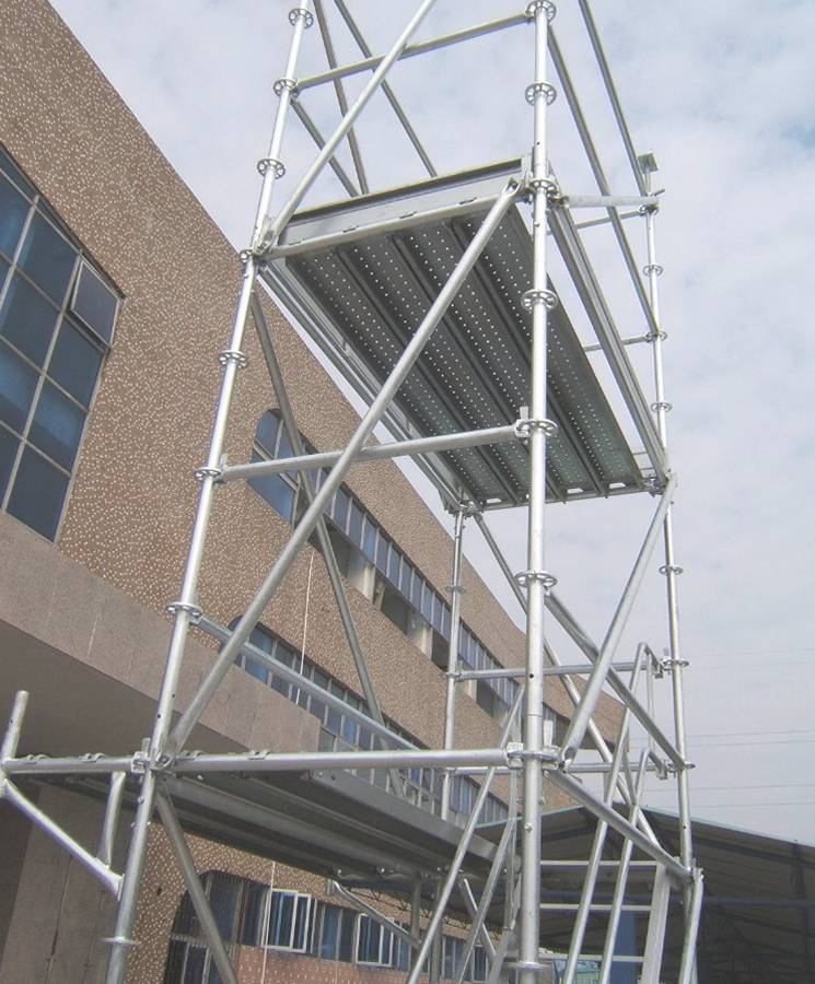 Traction tread safety gratings are used as the temporary scaffolding planks.