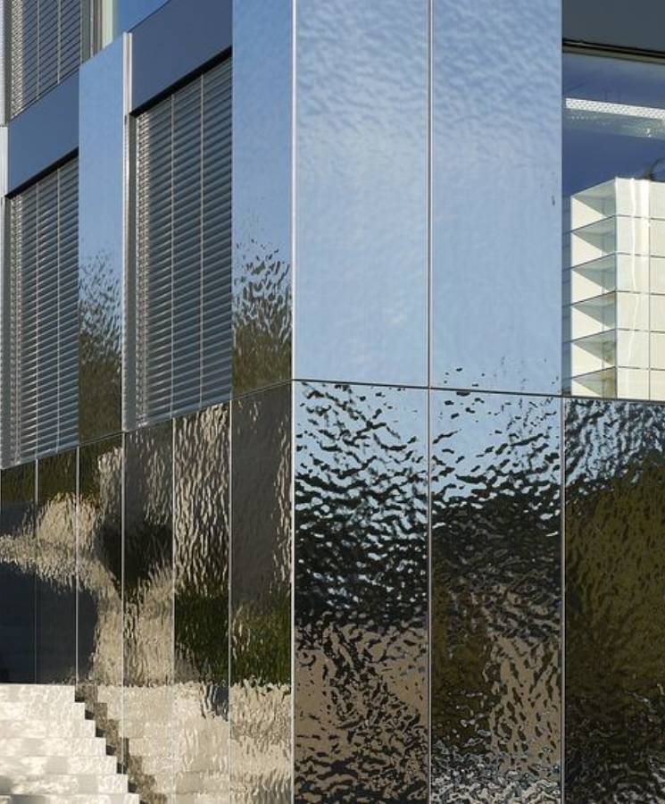 The exterior of the building facade uses water ripple sheets as cover material.