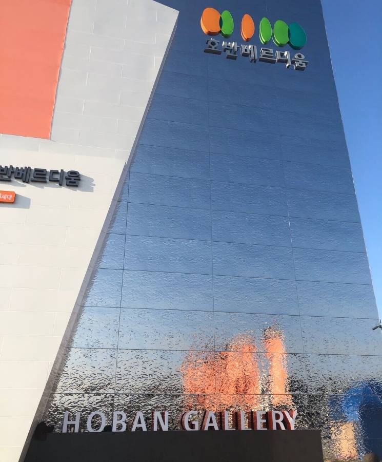 The exterior of the gallery uses water ripple sheets for building facade.
