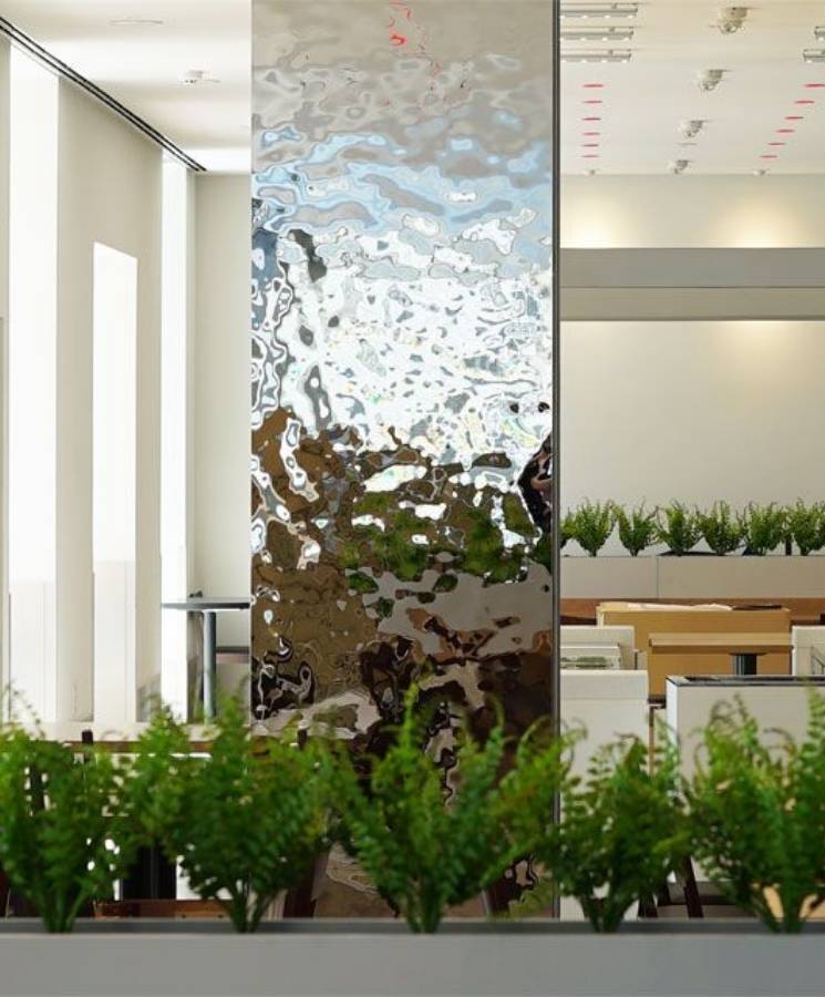 The hotel uses water ripple sheets as removable partitions in lobby.