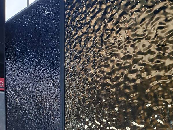 2 water ripple sheets used as decorative partition wall