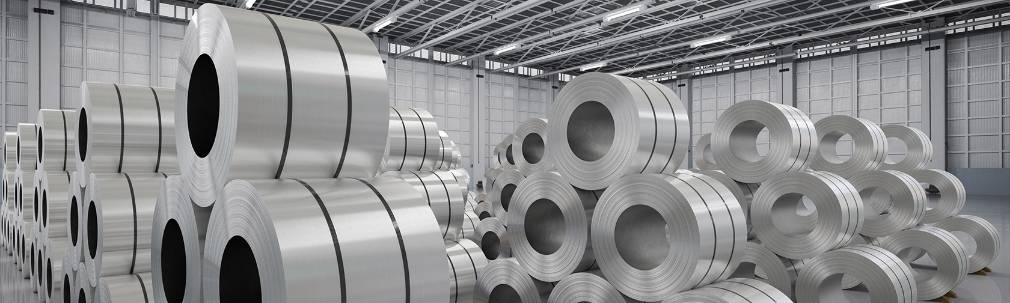 High quality steel coils are stored in the raw material warehouse.